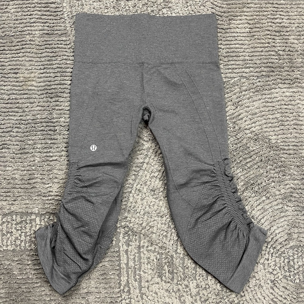Lululemon Capri Leggings Women's Size 6 Gray Ruched Side Seamless High Rise Yoga